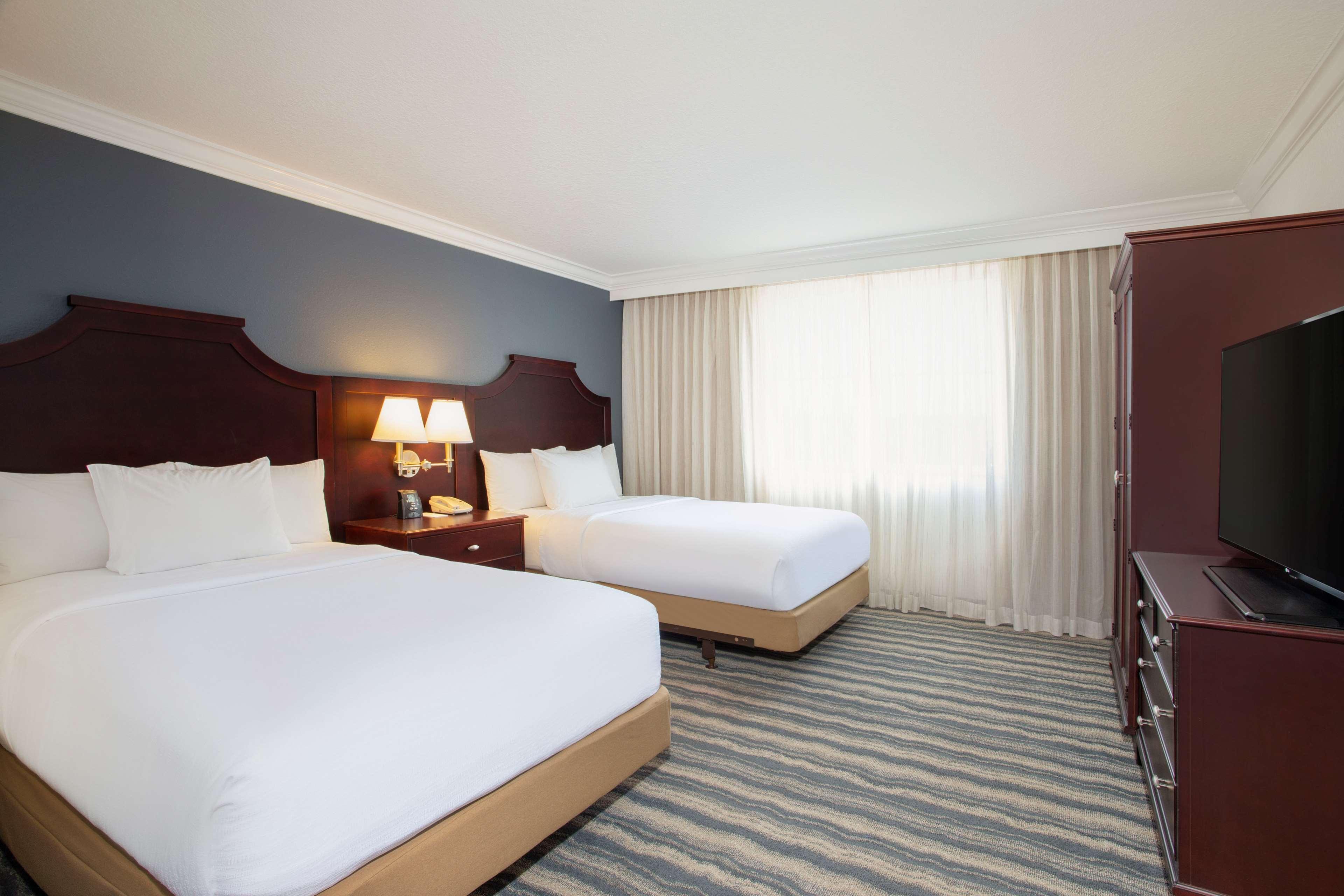 Embassy Suites Tampa - Brandon Heartland Bagian luar foto