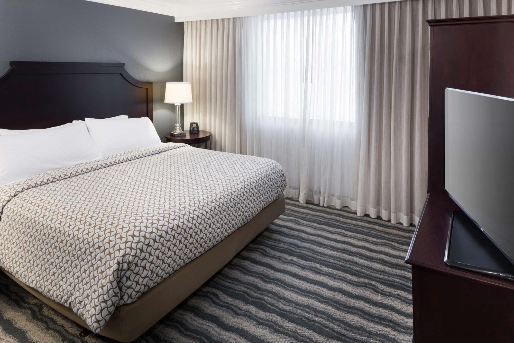 Embassy Suites Tampa - Brandon Heartland Bagian luar foto