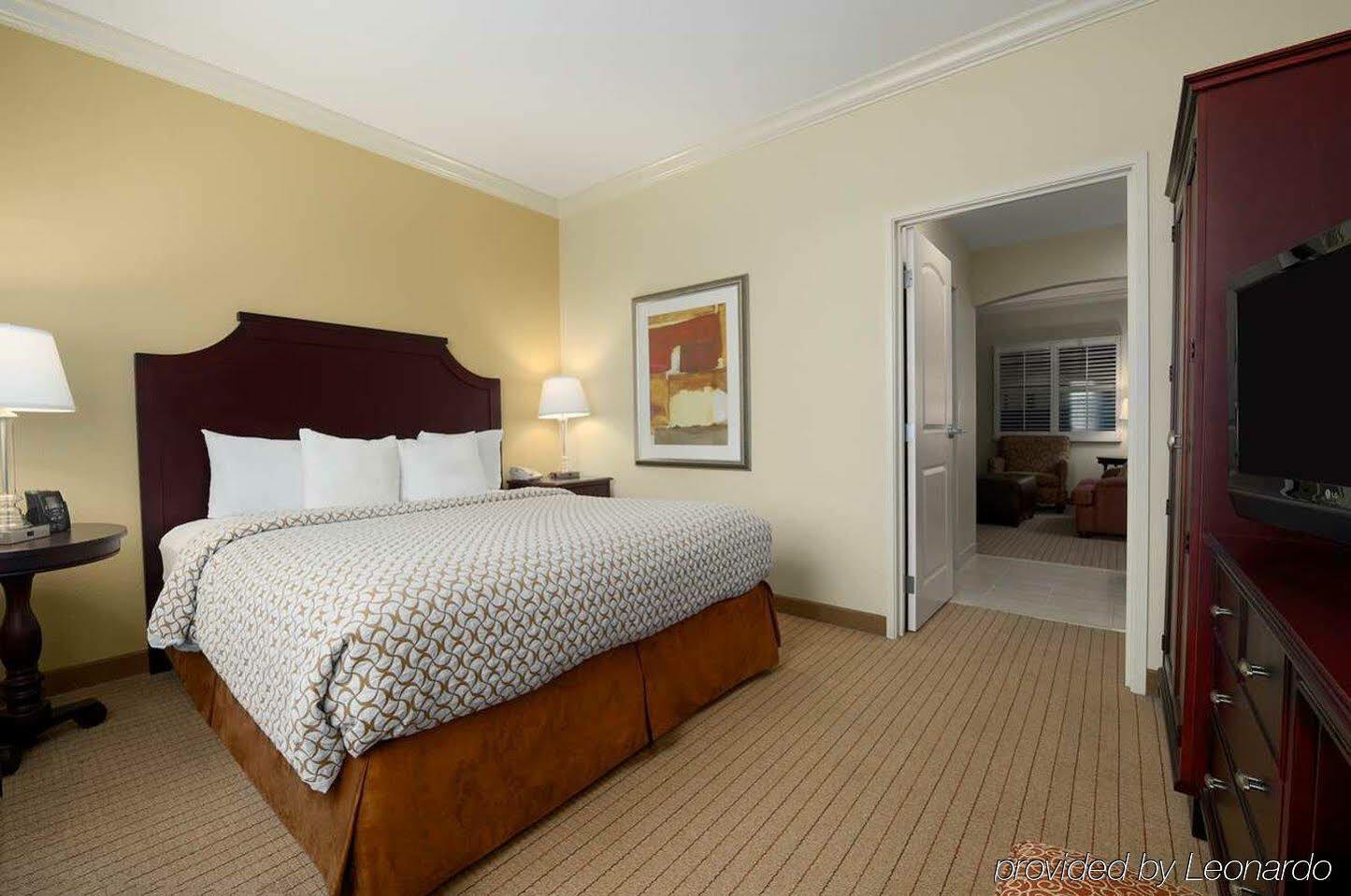 Embassy Suites Tampa - Brandon Heartland Bagian luar foto